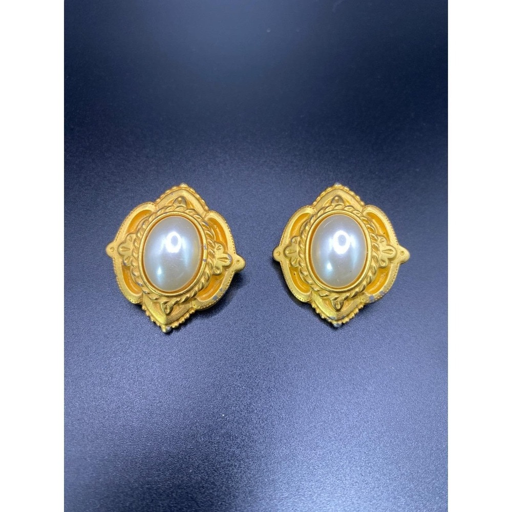 Vintage Classiques Entier Faux Pearl Clip Earrings Matte Gold Tone